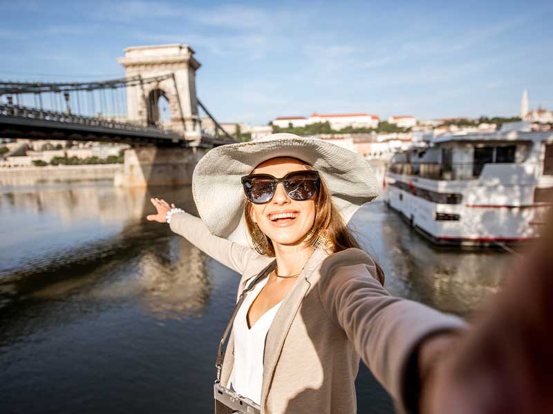 Touriste souriante à Budapest après soins dentaires