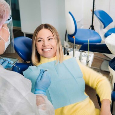 Femme couronne dentaire avec dentiste