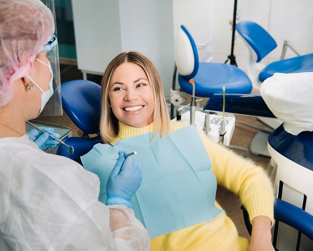 Femme couronne dentaire avec dentiste